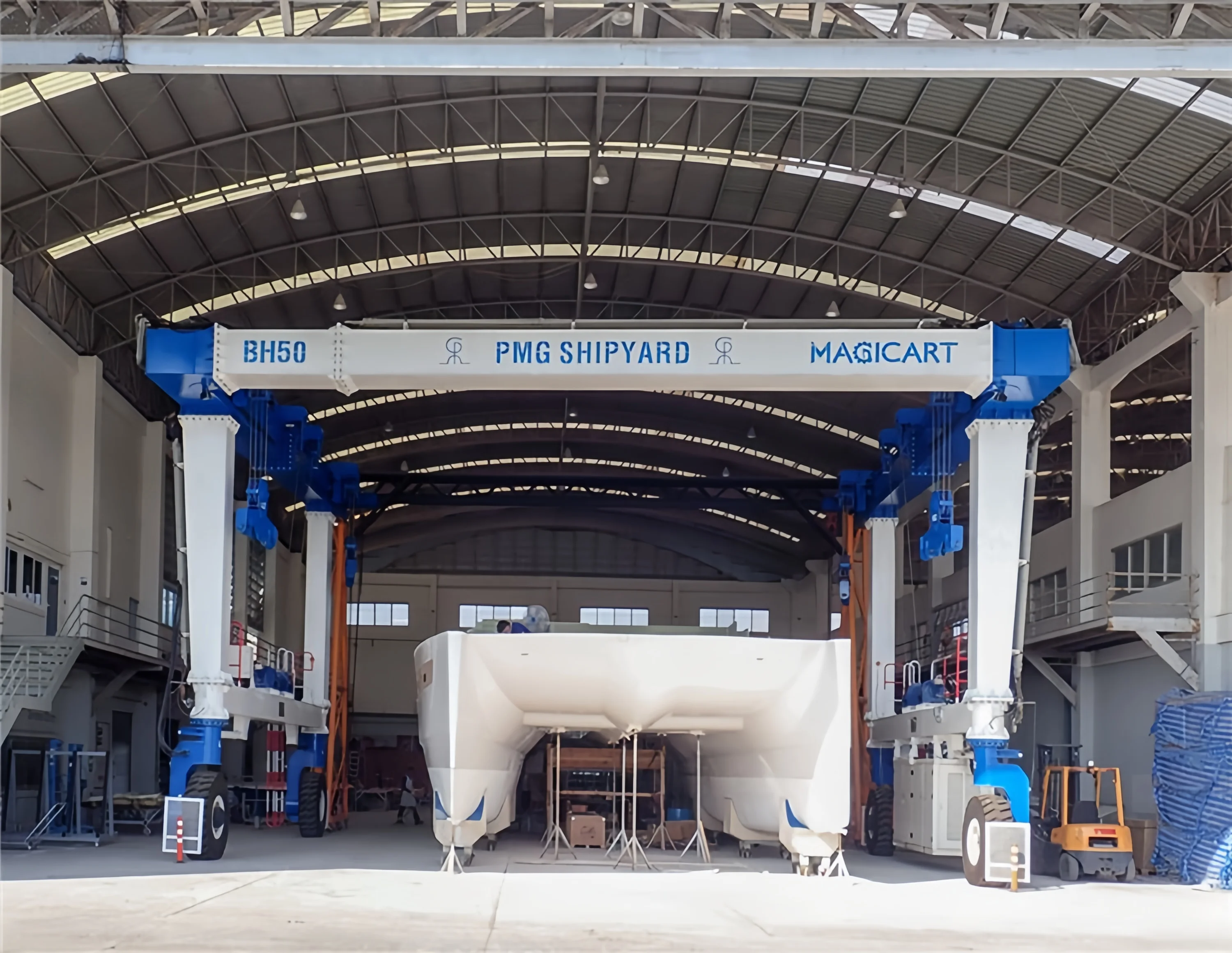 Customizable Mobile Boat Hoist Yacht Transporter Gantry Crane Various Sizes Can Be Customized with Engine as Core Component