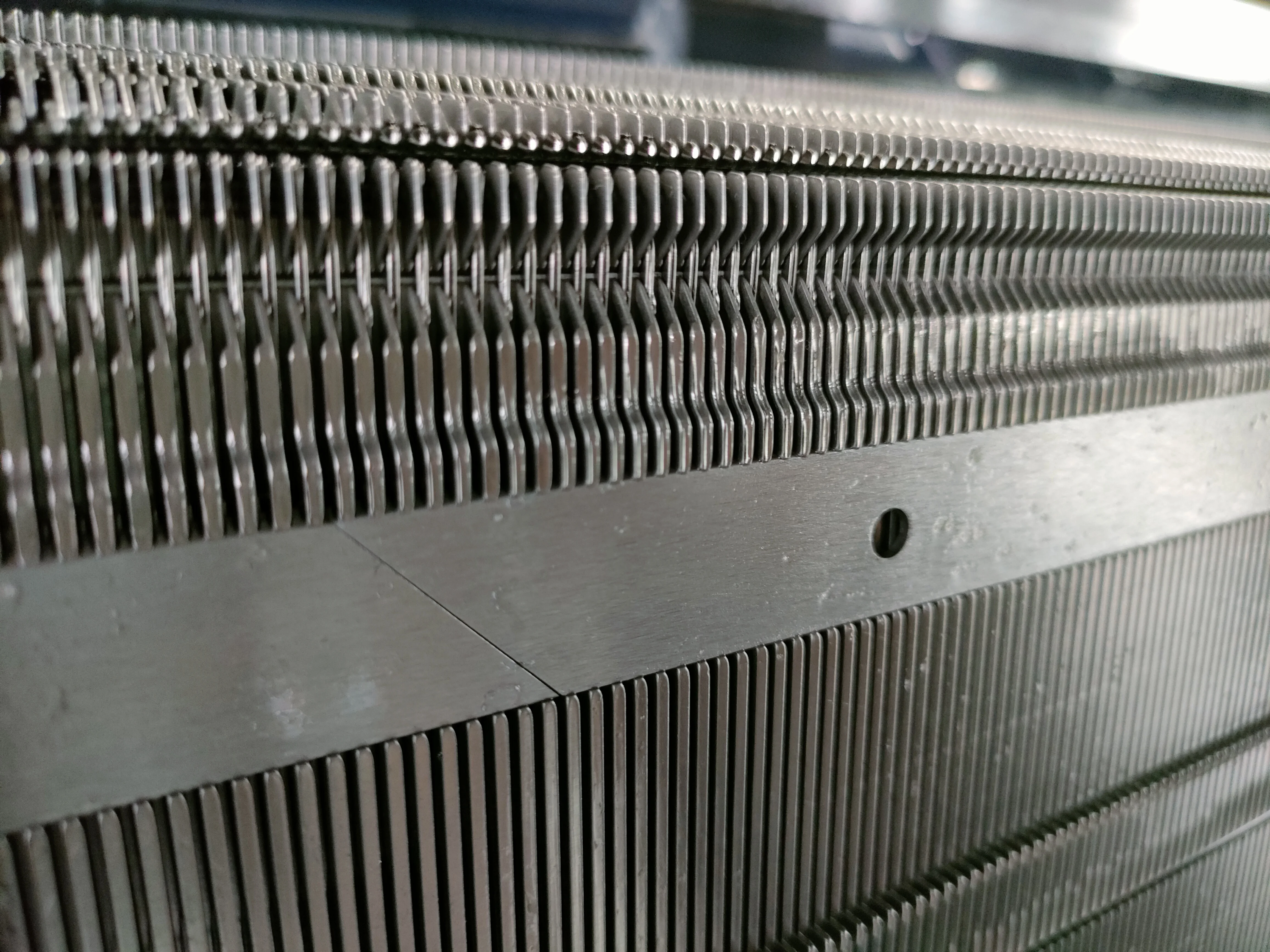 Высококачественная высокоскоростная компьютеризированная машина для вязания плоских воротников с одной системой поло футболок