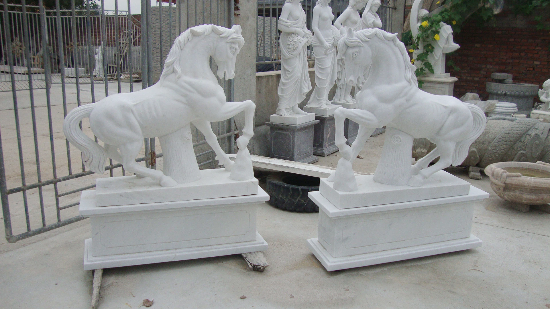 Factory hot selling handmade customized high-quality marble sculpture garden majestic gray marble cow sculpture