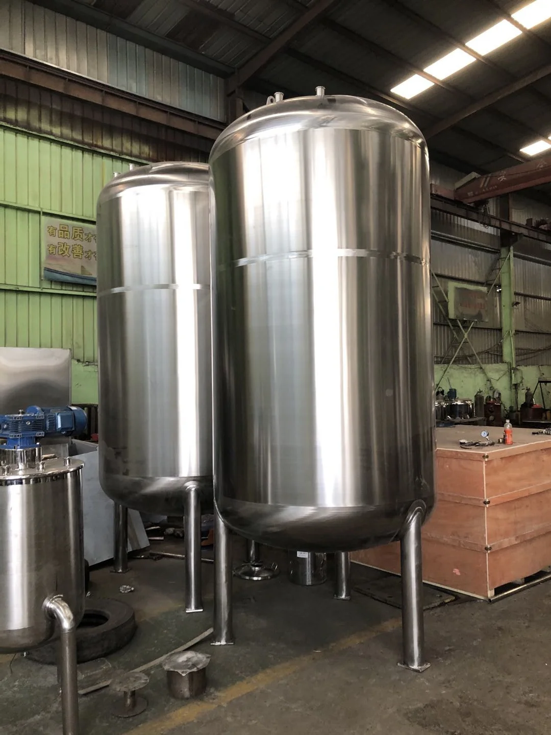 Sanitary Stainless steel beverage juice milk vertical storage tank with wheel agitator stirring blending storage tank