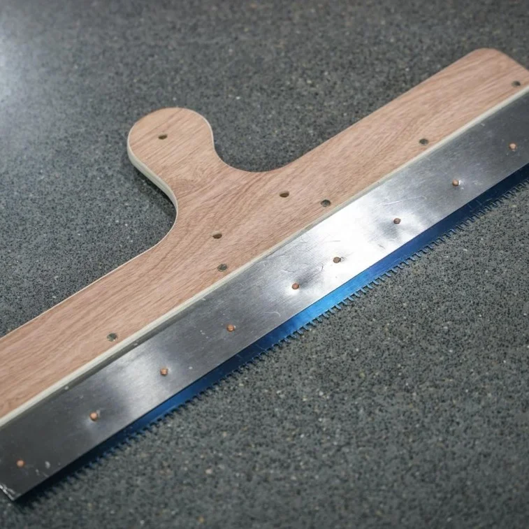 Самовыравнивающийся скребок для бетона в форме зубьев инструмент фитинга эпоксидной смолы голубой стальной Ракель с зубчатым лезвием