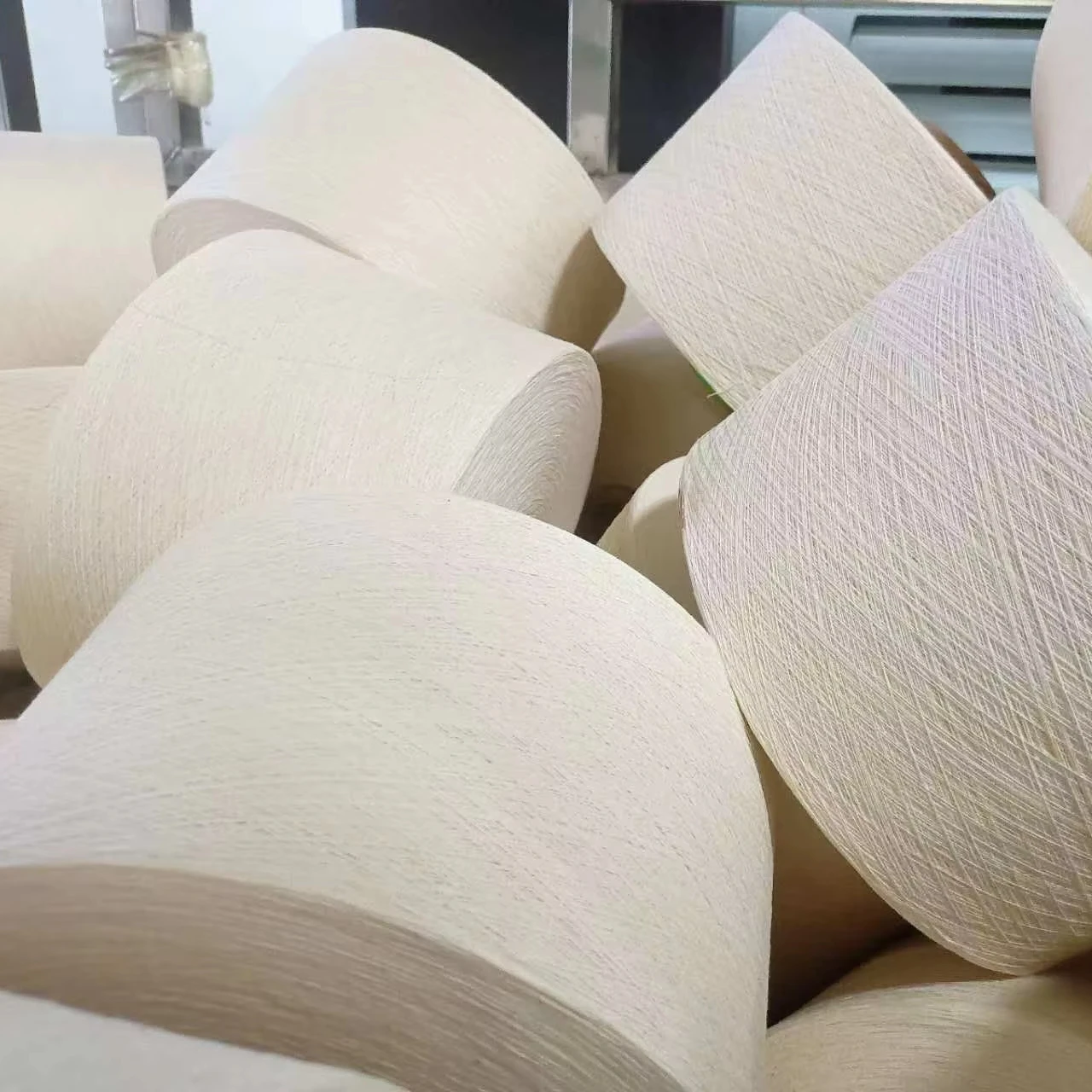 White OE cotton yarn for knitting or weaving