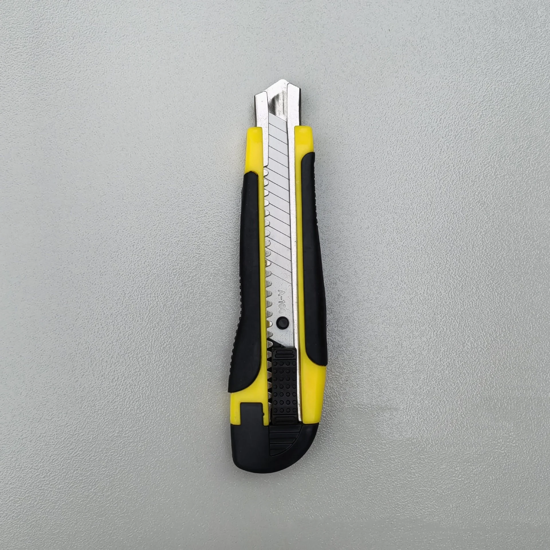 Thickened and widened art knife