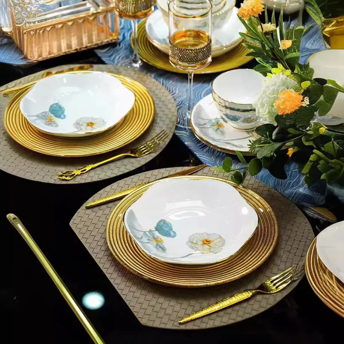 High Quality Royal Luxury Luxury Wedding Dinnerware Fine Bone Porcelain Tableware China Dinner Sets