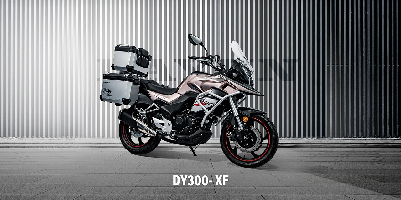 Travel motorcycle equipped with aluminum alloy side box and rear box