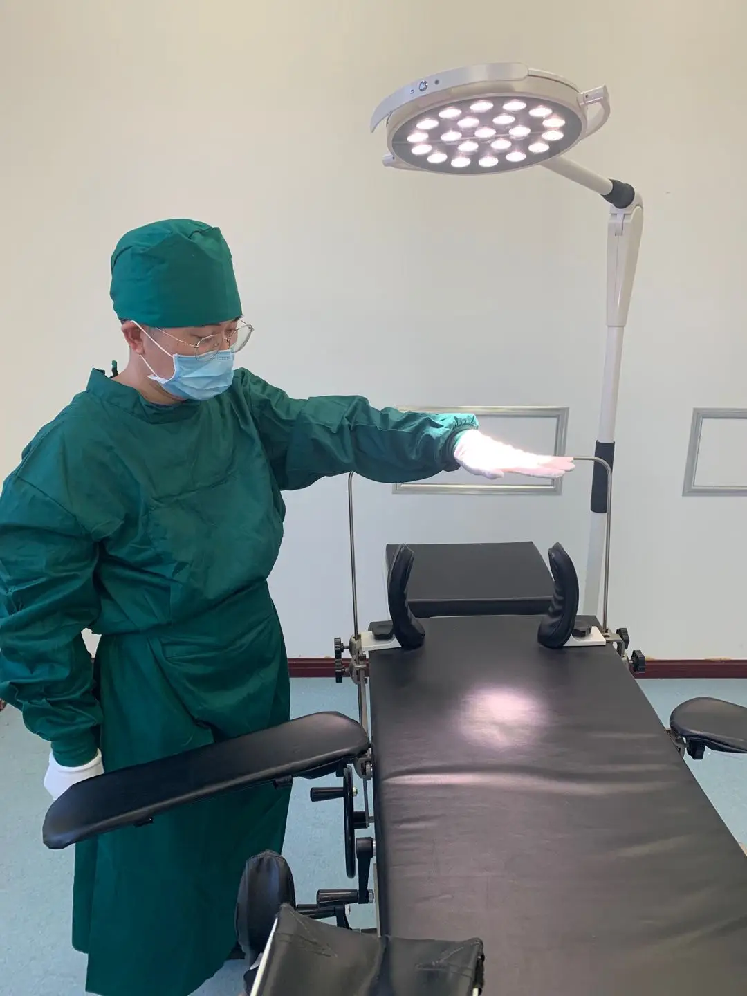 CHINCAN WYLEDL320 Remote Control Deep Cavity Hight Intensity LED Medical Examination Light Floor Standing