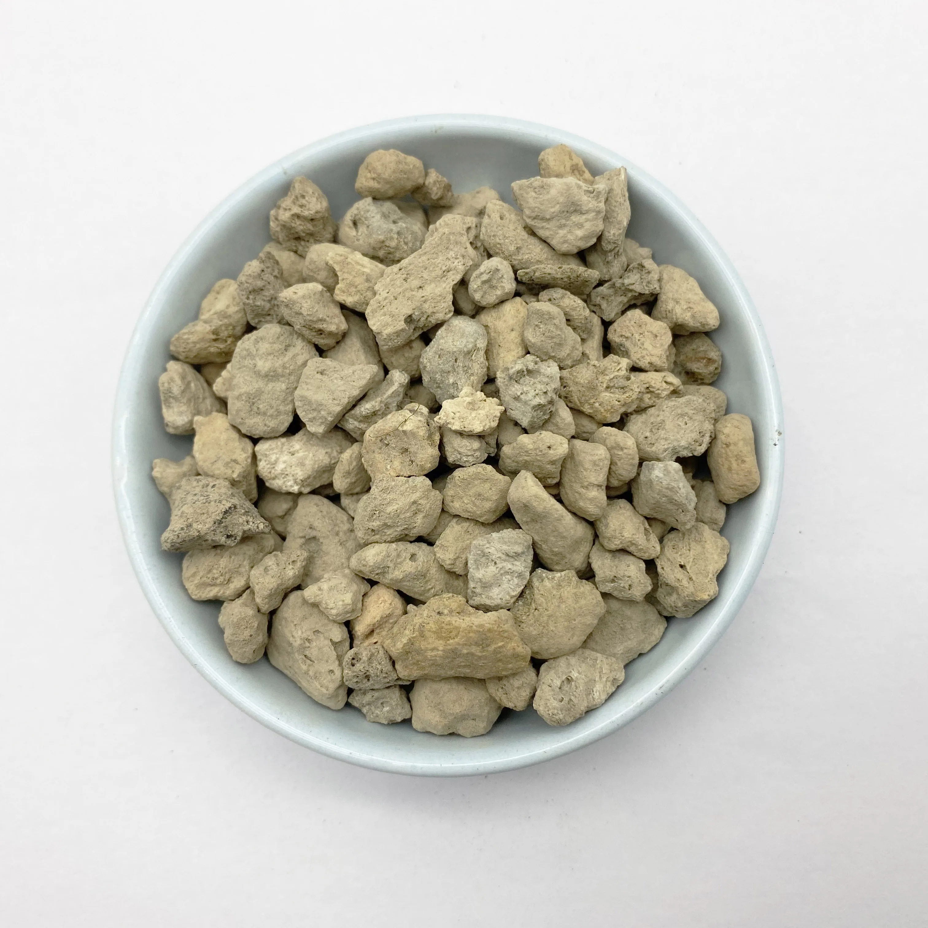 Pumice stones of various sizes are cleaned with pumice stones used for planting to prevent root rot