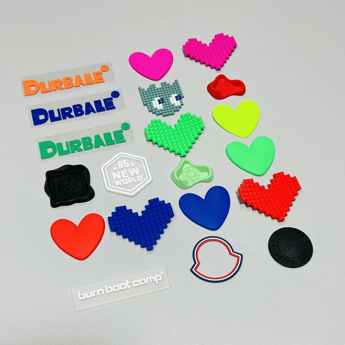 Изготовленные на заказ силиконовые накладки с логотипом термотрансфера мягкие резиновые термотрансферные для одежды