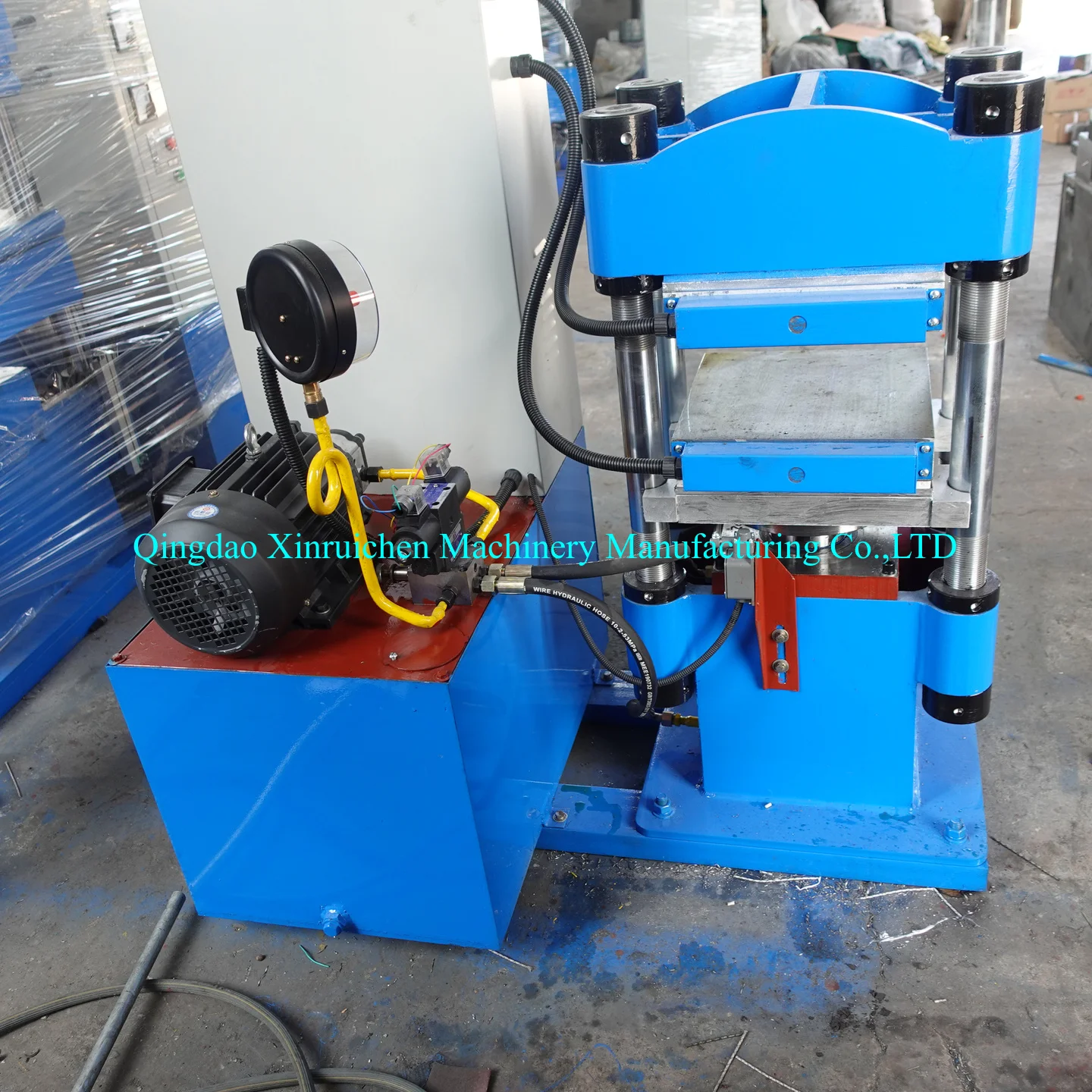 rubber vulcanizing machine with piston plunger