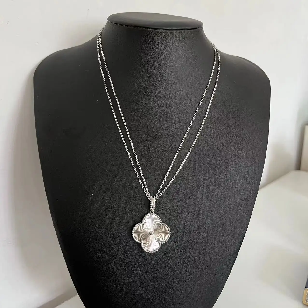 New Large Flower Necklace Sweater Necklace Plated with 18k Gold 25mm Flower Versatile High end Jewelry