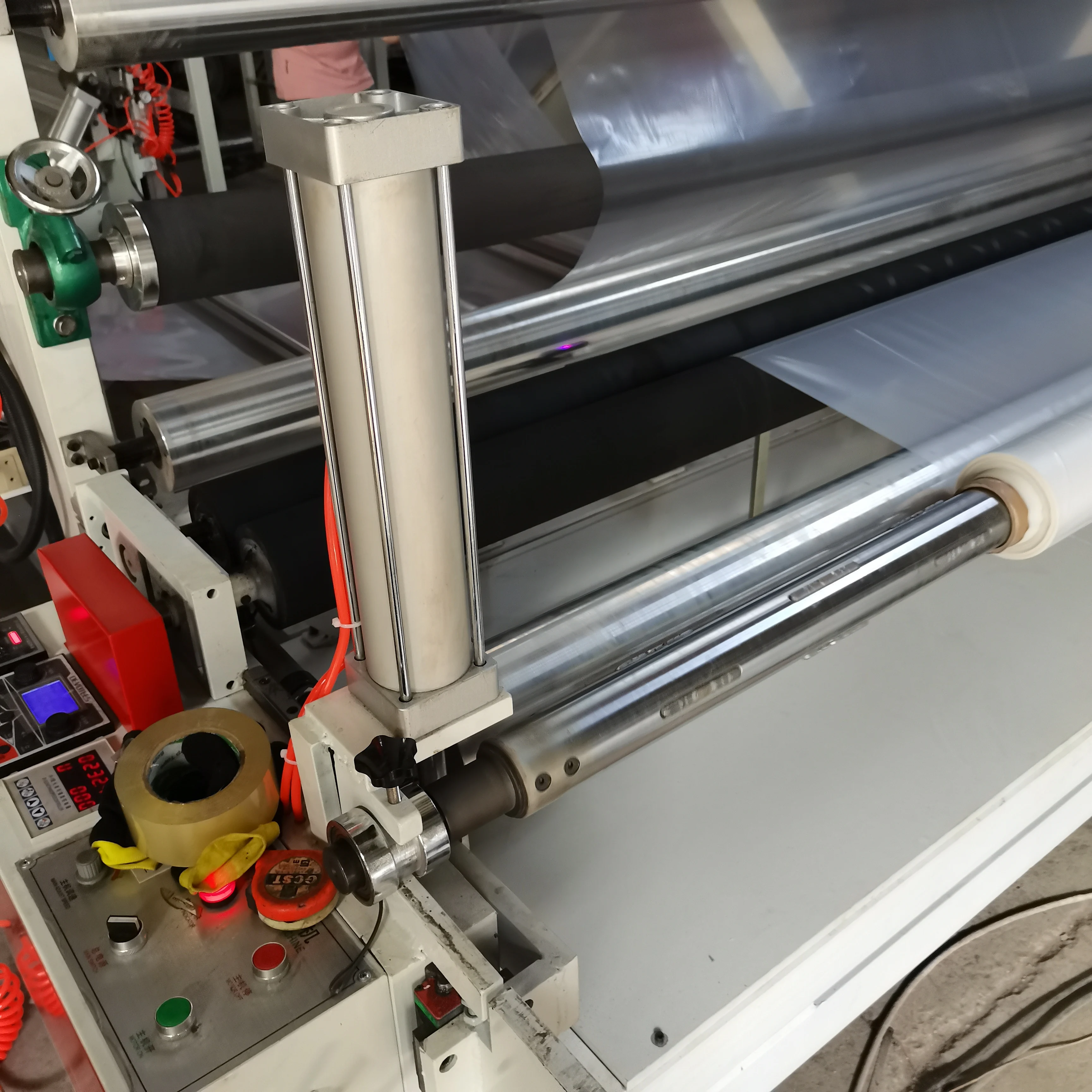 Fully automatic high speed film  unfolding machine  It can be used to fold clothing bags