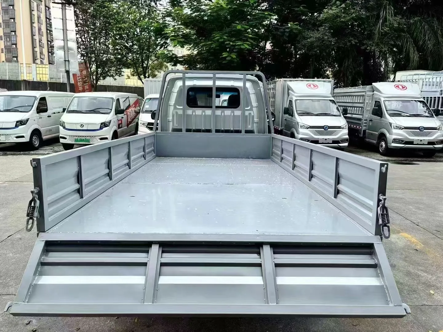 Dongfeng EV80 Mini Electric Truck Single Row Seat 230km Range New Condition Left Flatbed Cargo Tank Rear Camera Small Box Cargo