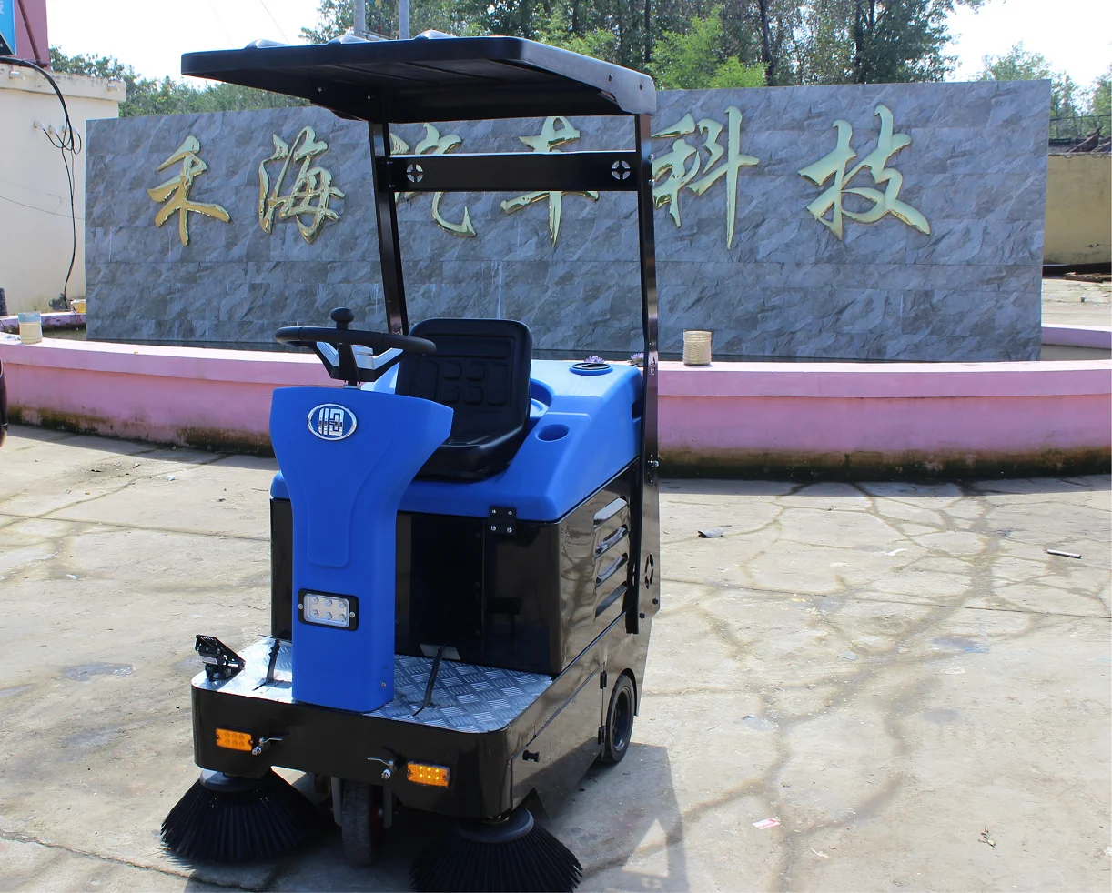 The new road sweeper is suitable for factories