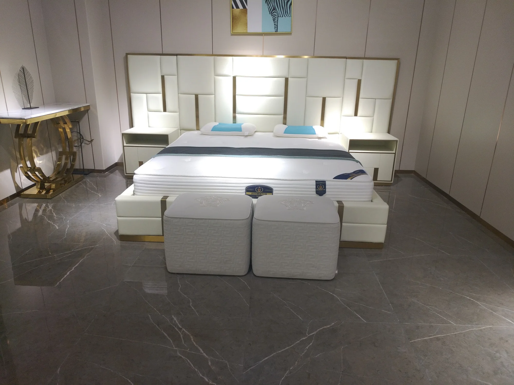 Postmodern American Luxury Bed Master Bedroom 1.8 Meters Solid Wood Wedding Bed Size Apartment Villa Bed