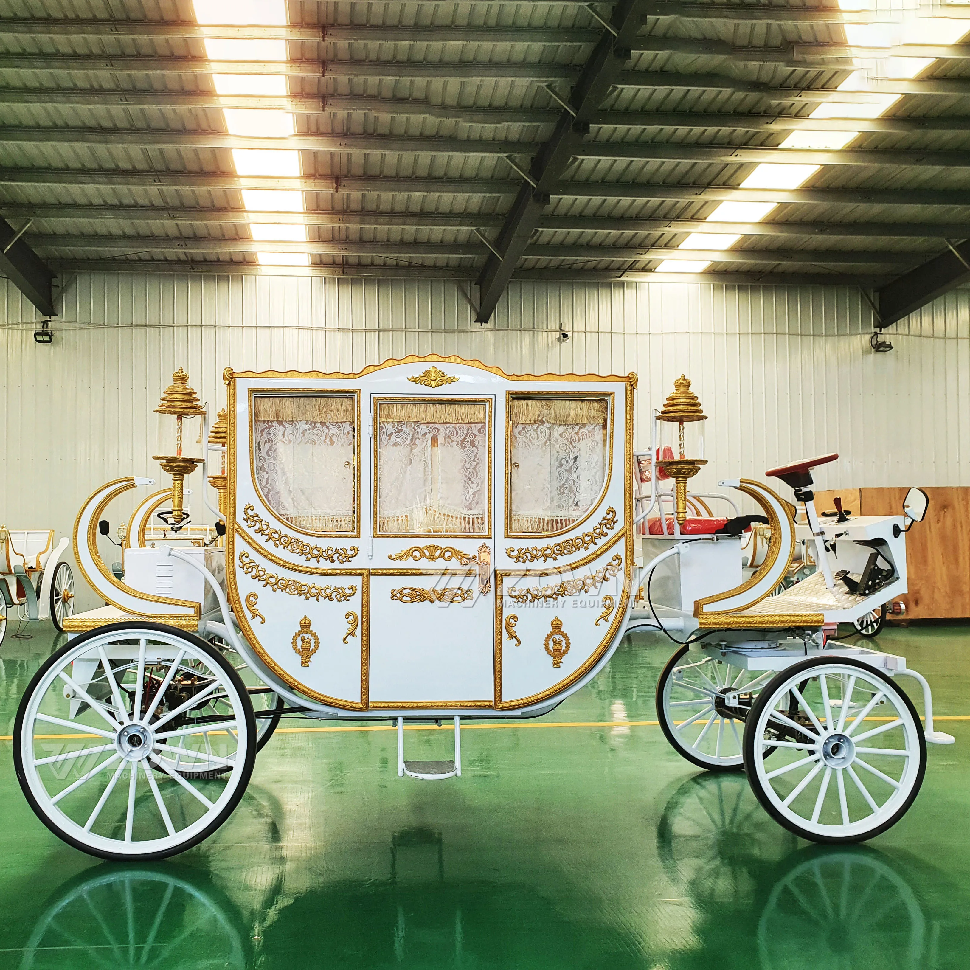 Horse carriage Victoria Luxury royal with led light Life-size Horse carriage royal Sightseeing in the royal carriage
