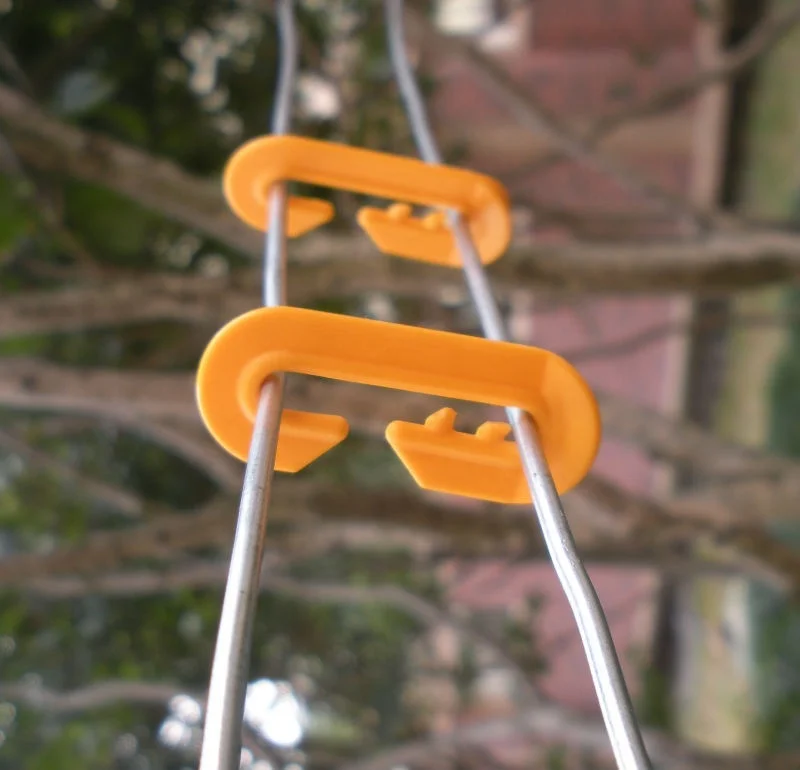 High Quality Catch Wire Clips for securing bird netting in grape planation