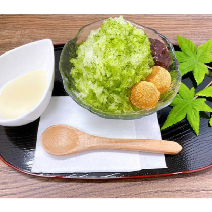 Organic macha green tea powder made from gyokuro into powder