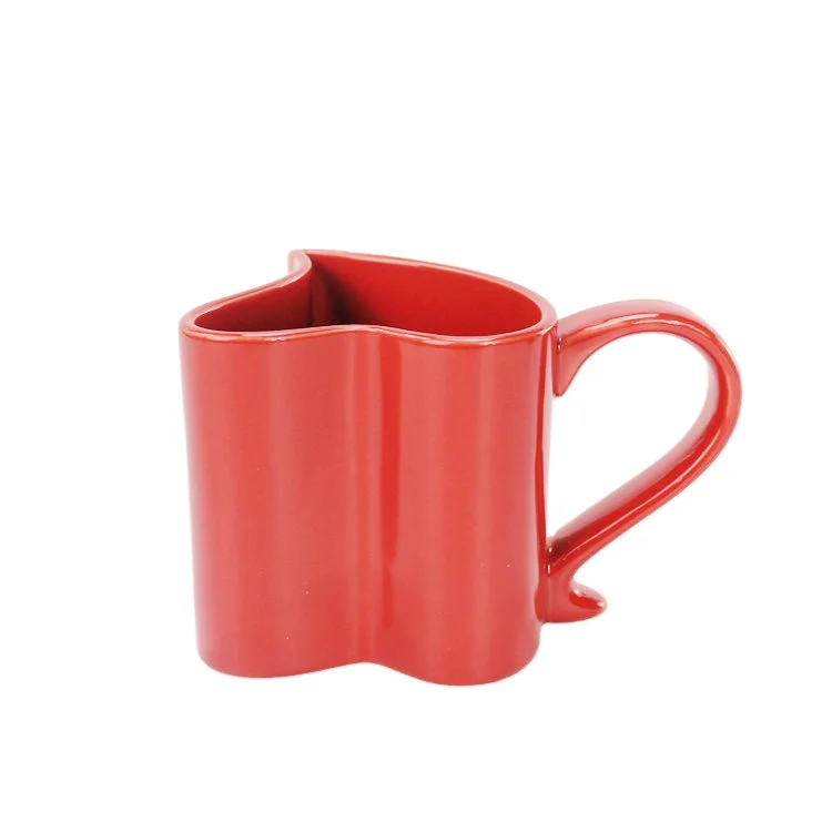 Красная керамическая кружка в форме сердца для кофе и