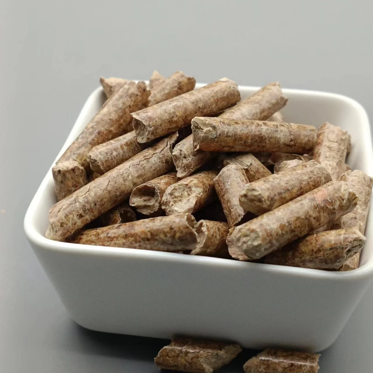 Selling High Quality En Plus-a1 6mm/8mm Fir Pine Beech Wood/Bamboo Pellets In 15kg Bags For Heating