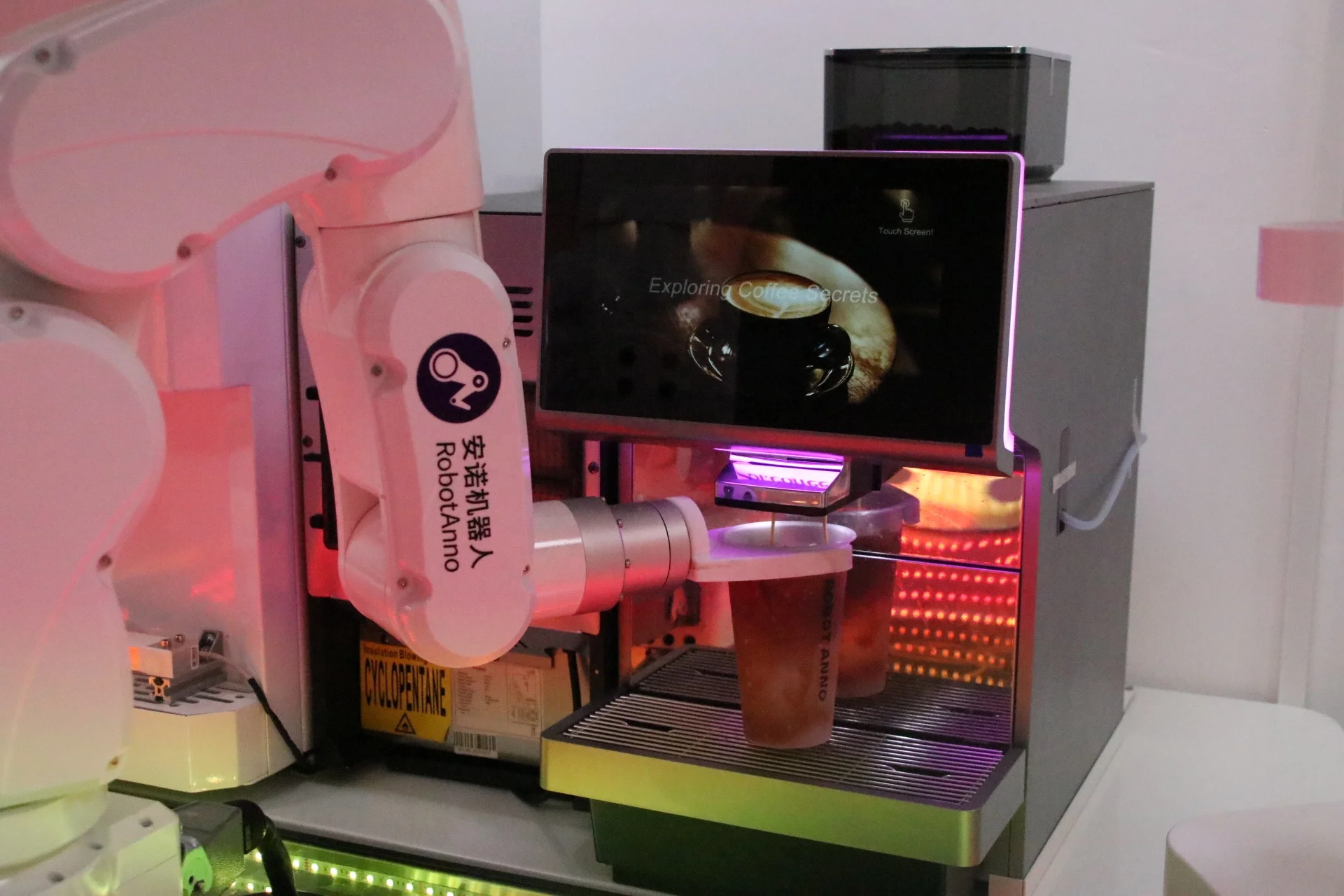 Professional Coffee/Coffe/Cafe Vending Machine Espresso 6 Axis Robot Coffee Machine for Sale