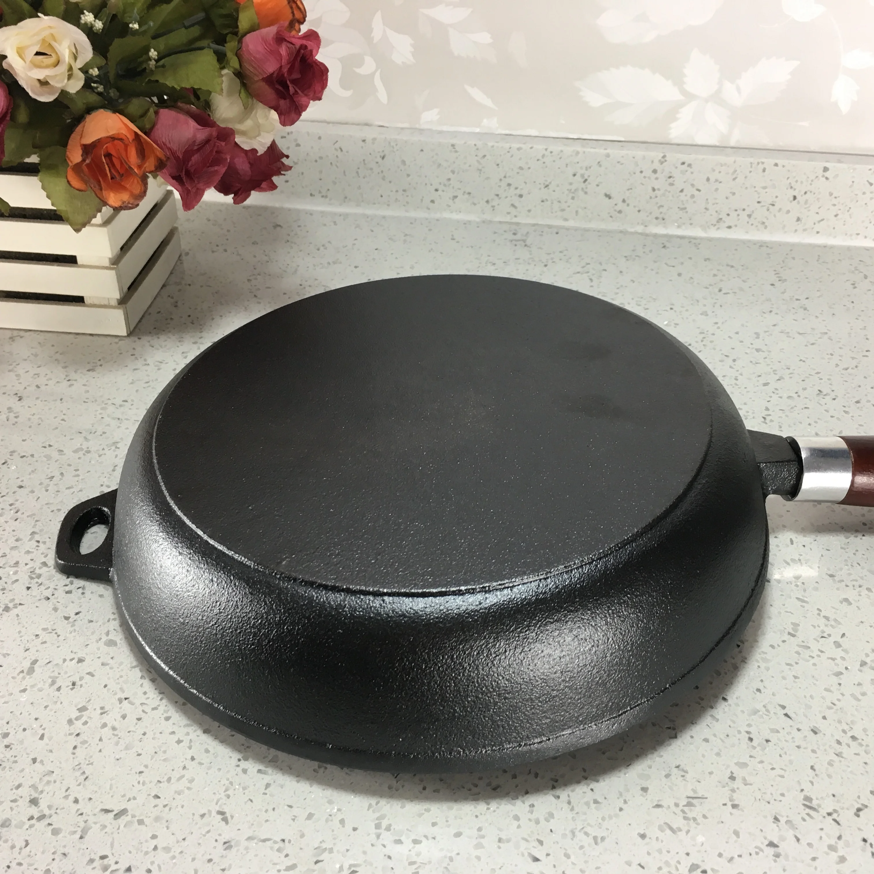 Чугунная сковорода с деревянной ручкой