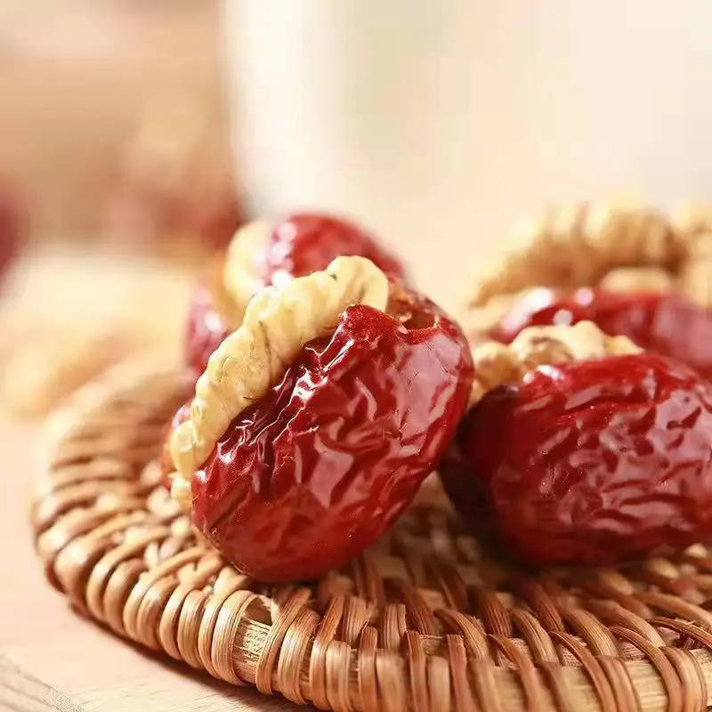 Snacks made with red dates and walnuts