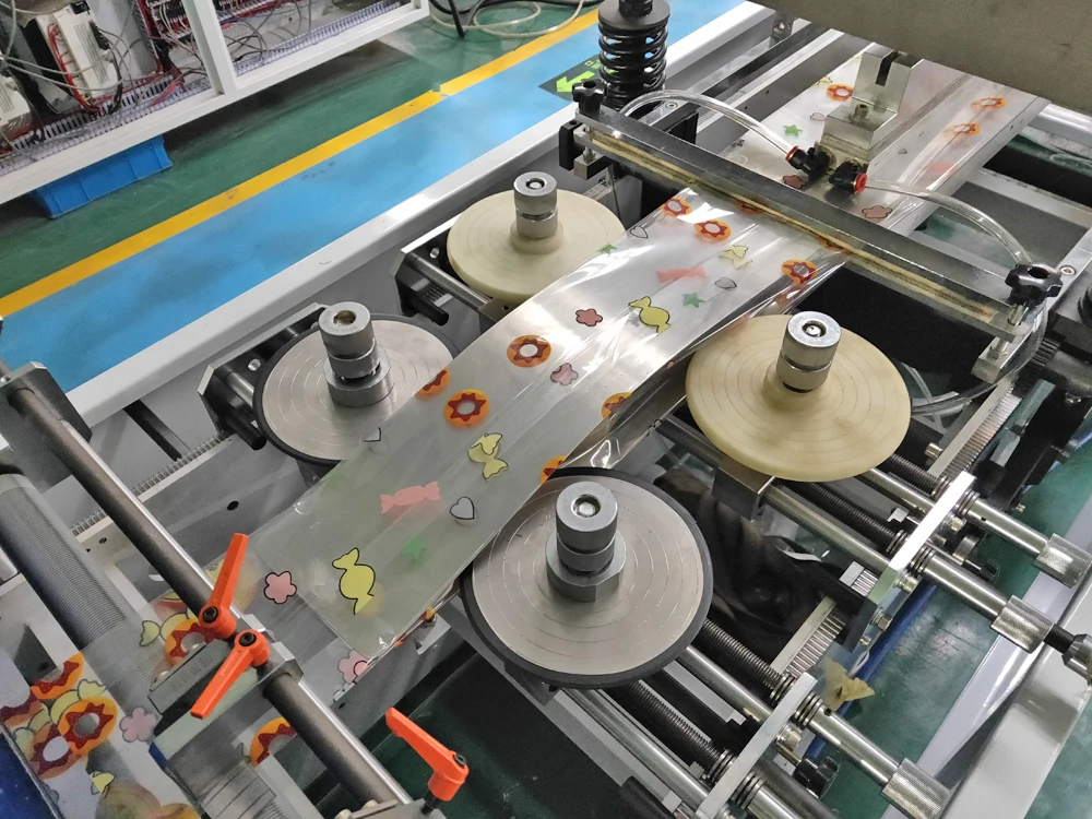 
Automatic laminated T sealing central sealing side gussets pouch bag making machine food packaging laminated bag making machine 