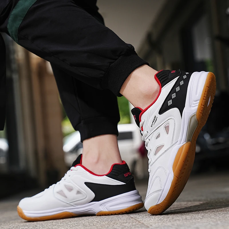 2024 hot sale New professional badminton shoes for men with anti-slip wear breathable tennis table tennis shoes
