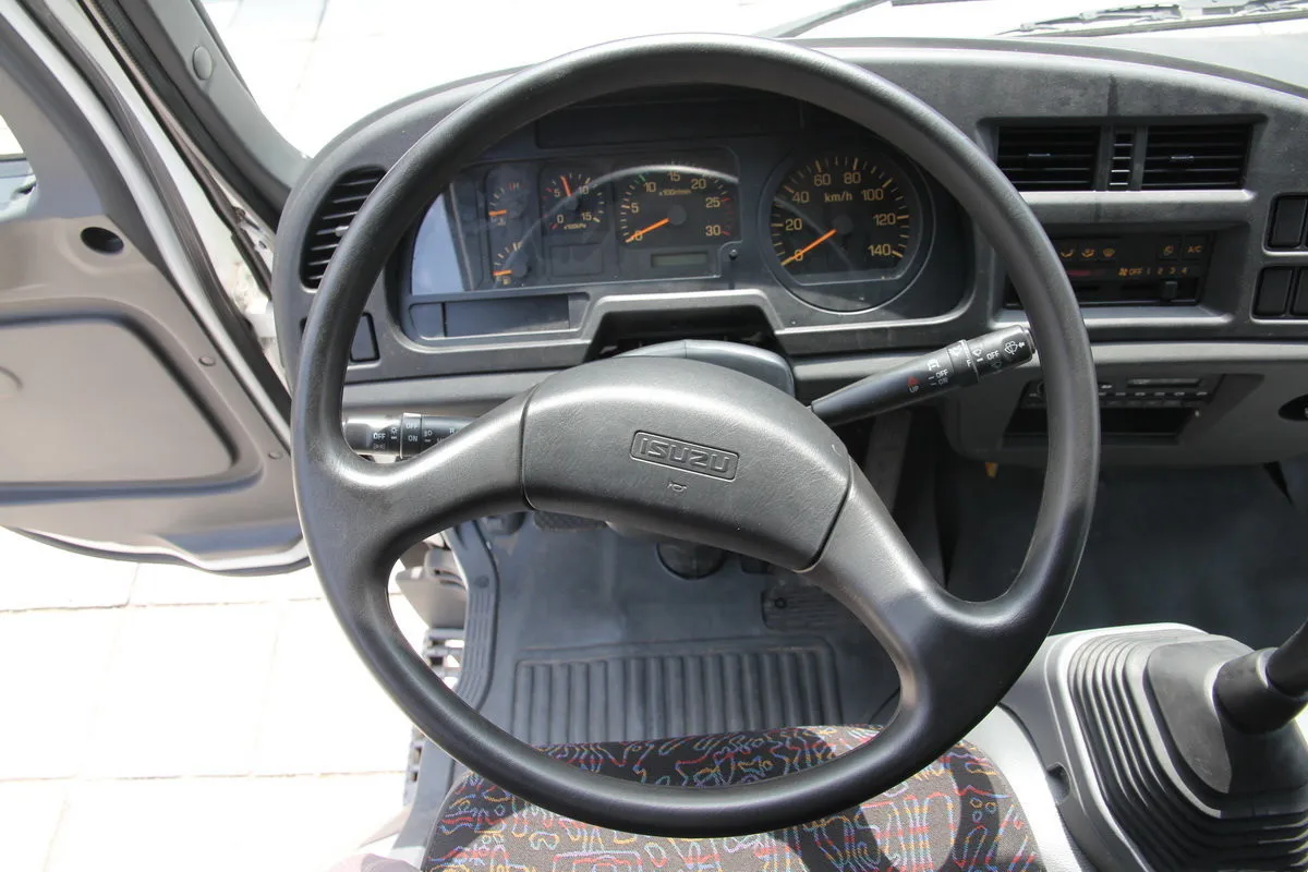 Factory price isuzu Japan trucks 10 tons heavy duty truck 6HK1 engine 240hp fvr cargo van truck for sale