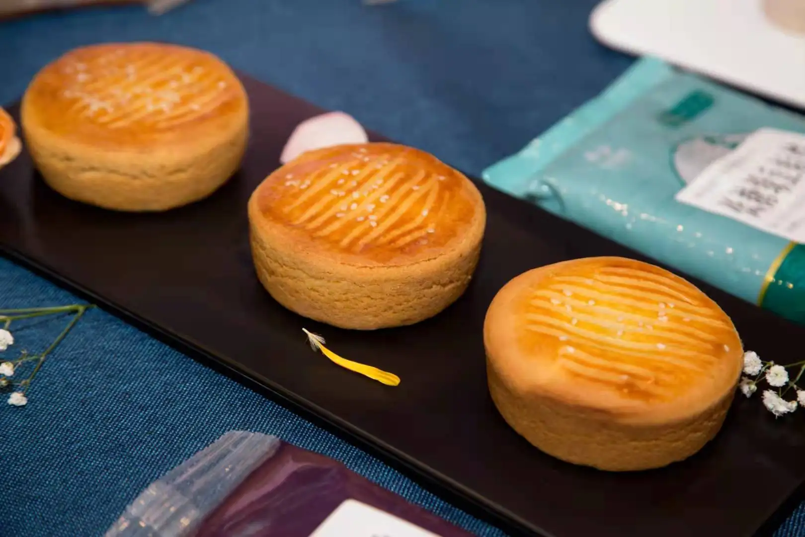 Bestsellers Direct Mid-autumn Mooncake Gift Box Oem Customized Spot Egg Yolk Mooncake