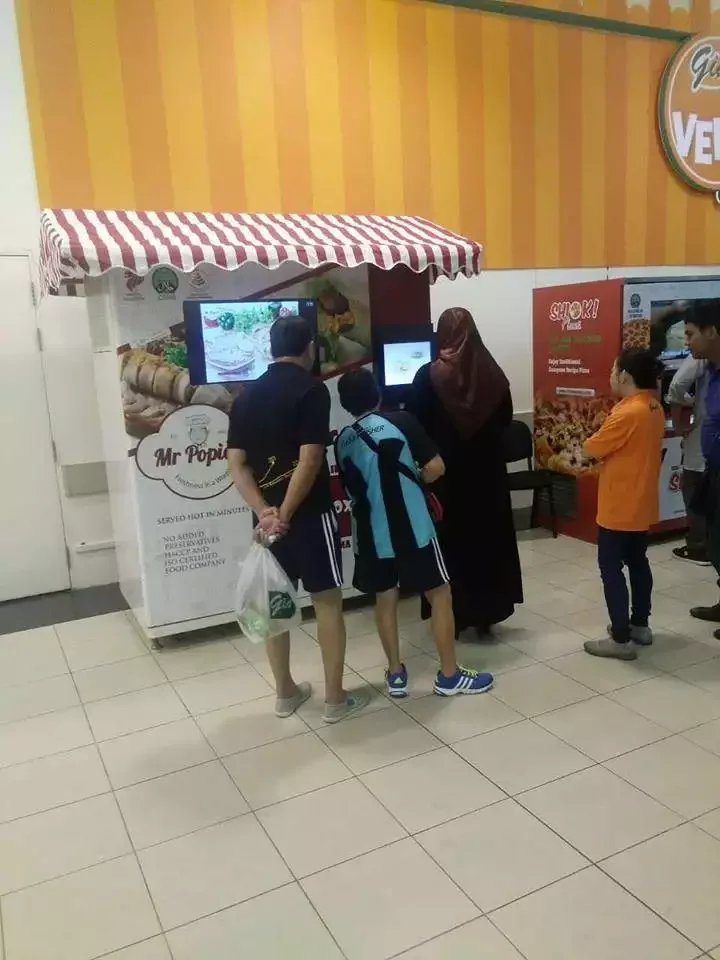 2022 Outdoor Business Self-service Pizza Vending Machines Cooking Hot Food Fully Automatic Pizza Vending Machines