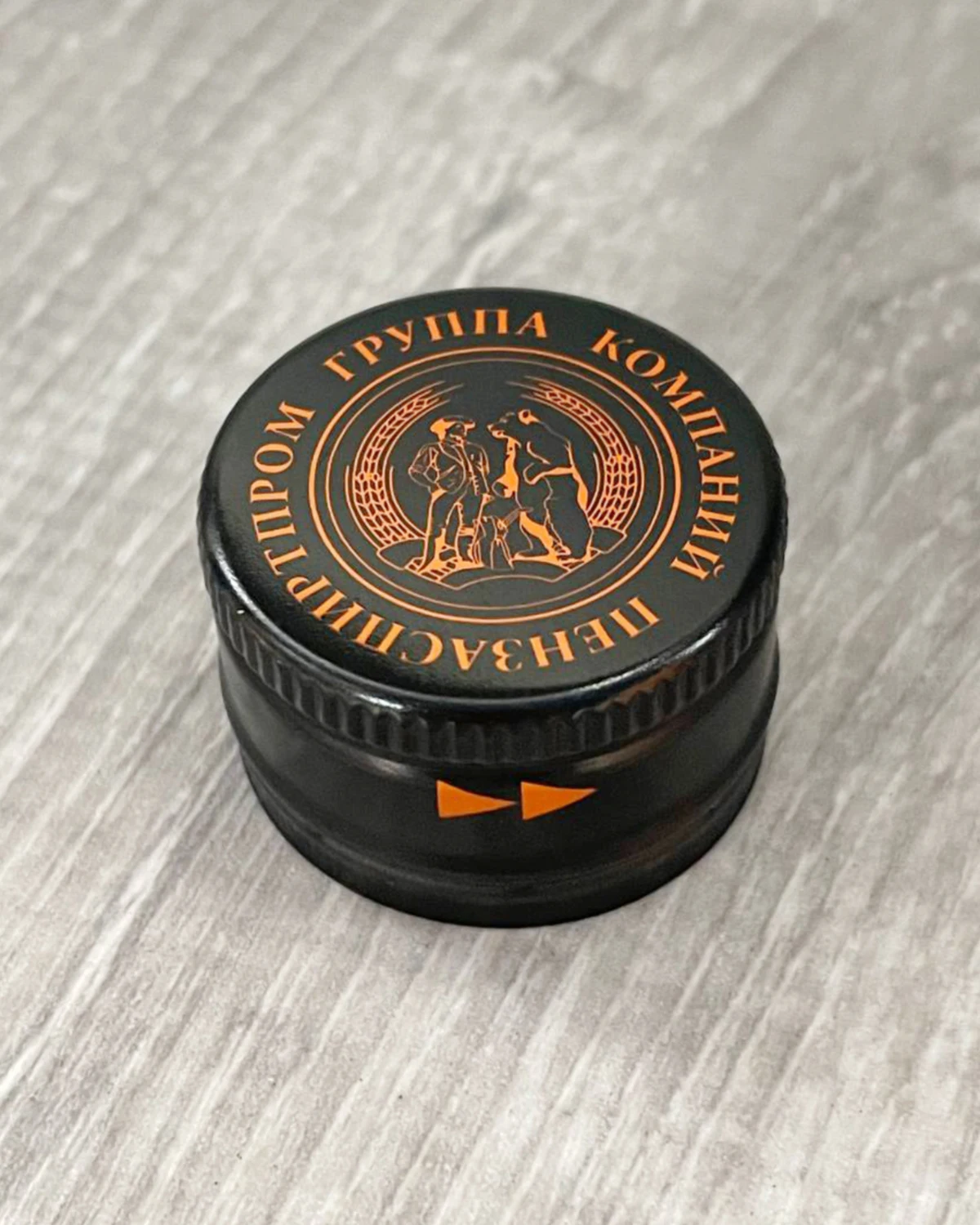 Aluminum screw caps for alcohol drink accomplished with EPE liners 28x18