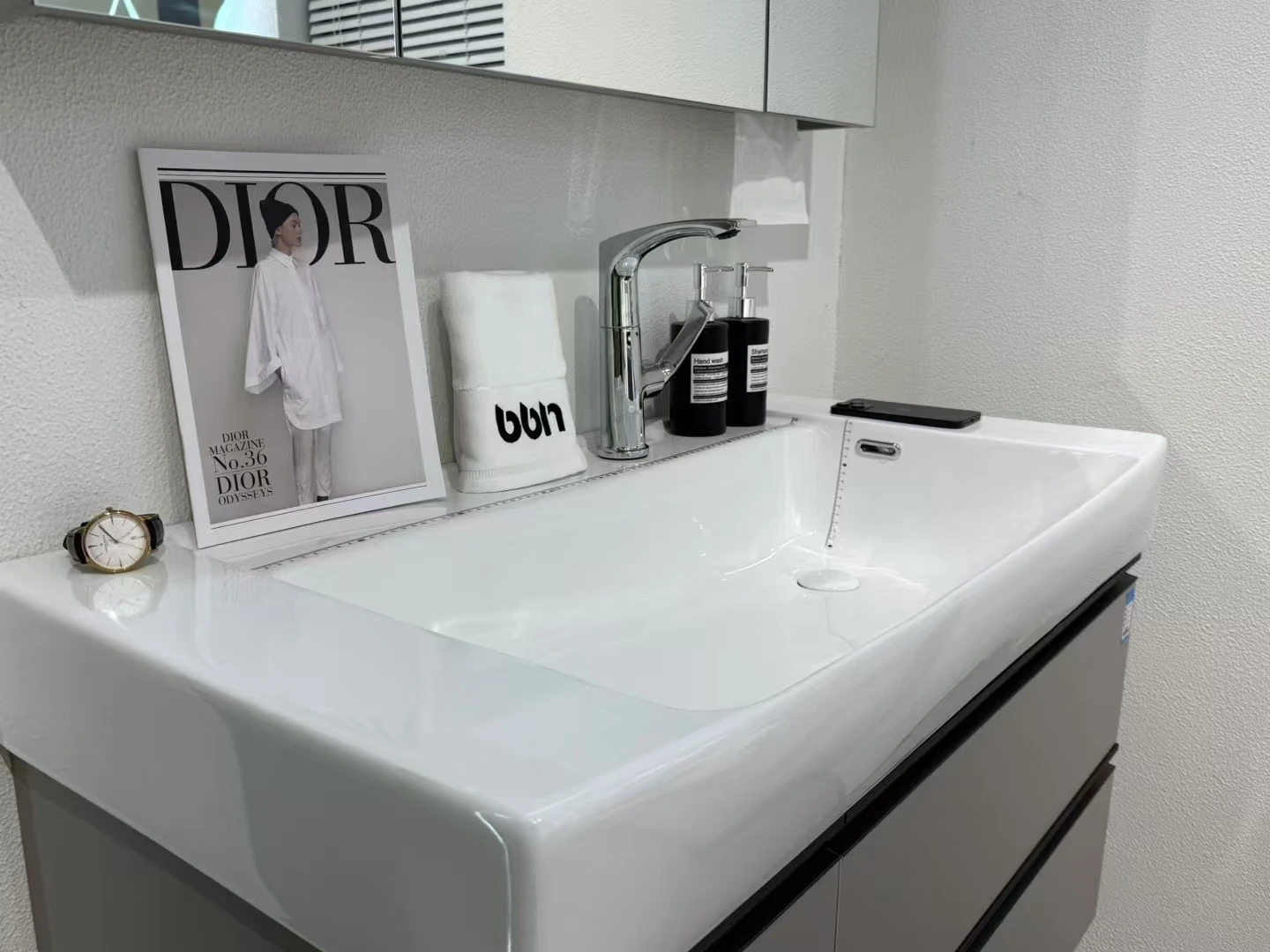 Luxury modern wall mounted bathroom vanity cabinet made of solid wood plywood, large water pool, ceramic basin countertop