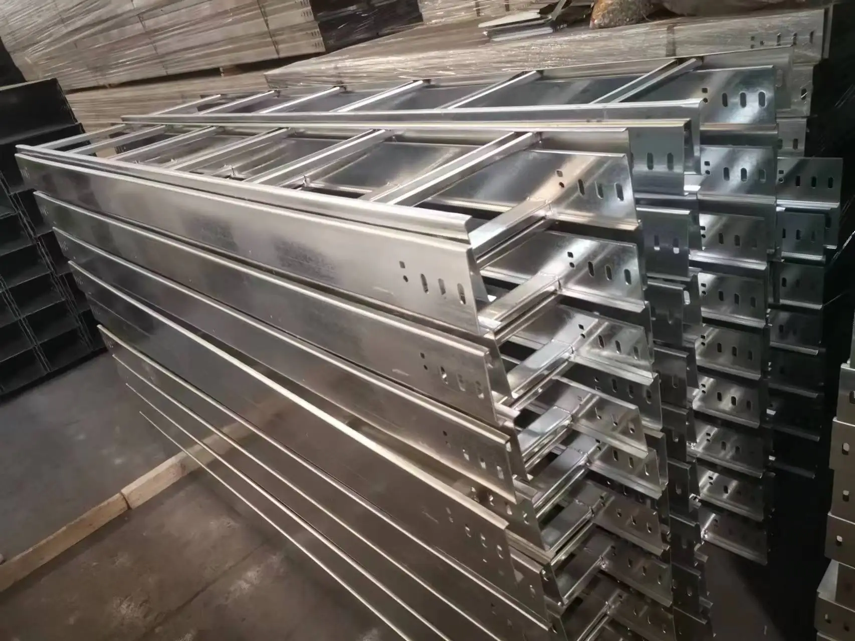 Chinese manufacturer JJ-metal Hot-dip galvanized steel cable  tray and Power Perforated cable tray supporting system