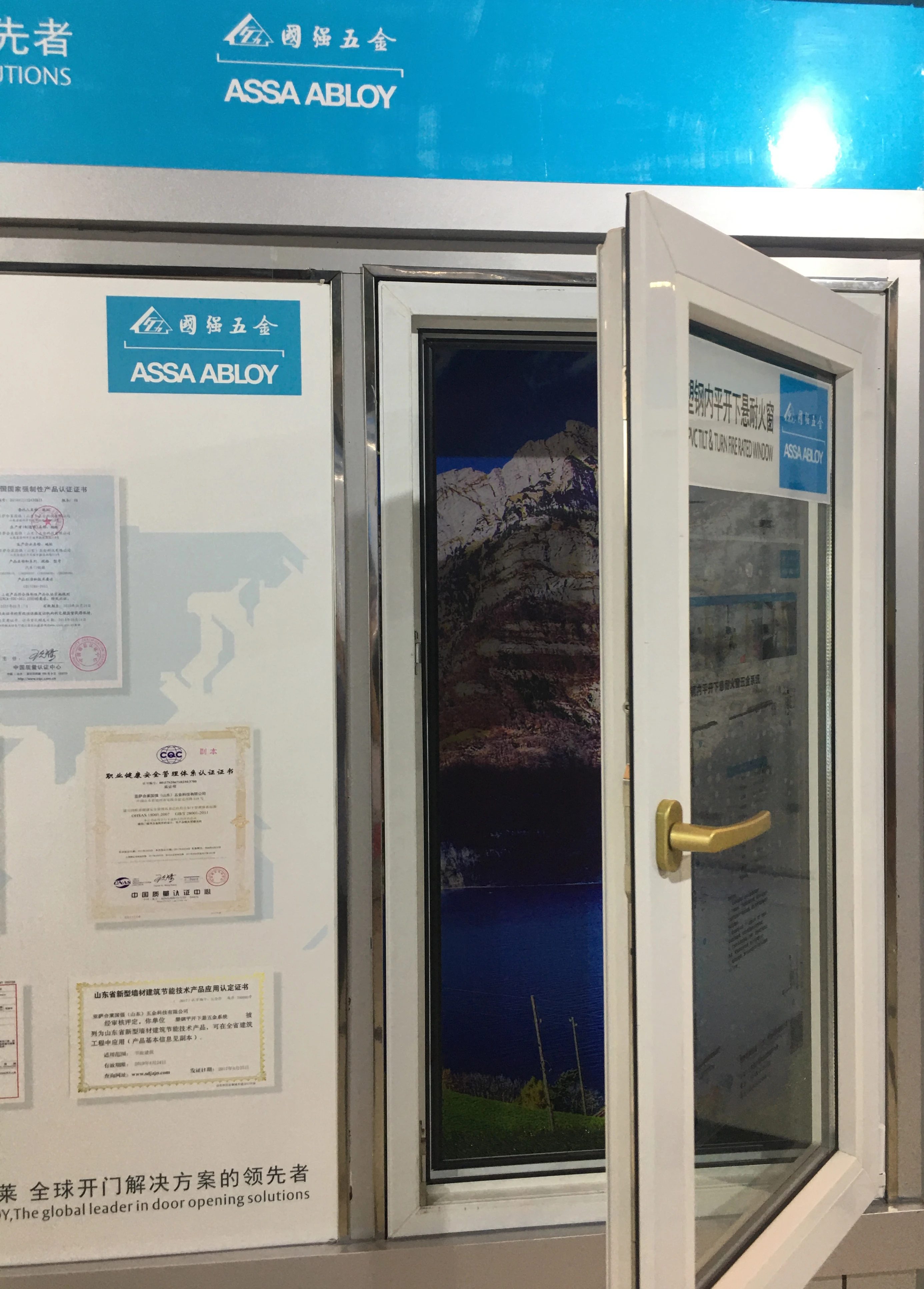 Наклонные и поворотные оконные аксессуары из НПВХ