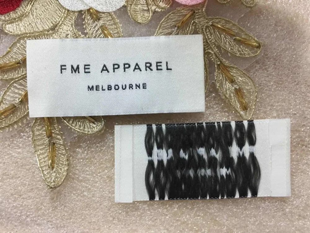China Manufactory Black White Clothes Packaging Woven Label Tags