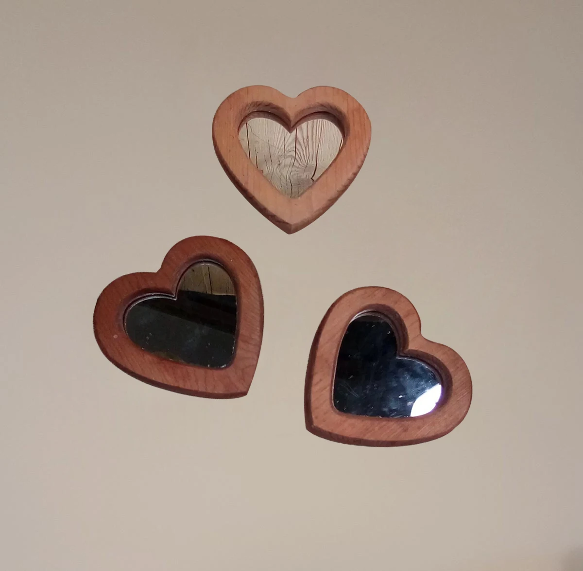 Wholesale Custom Vintage Home Decors Wall Small Portable Round Wood Framed Pocket Mirrors Carved Wooden Hand Heart Shape Mirror