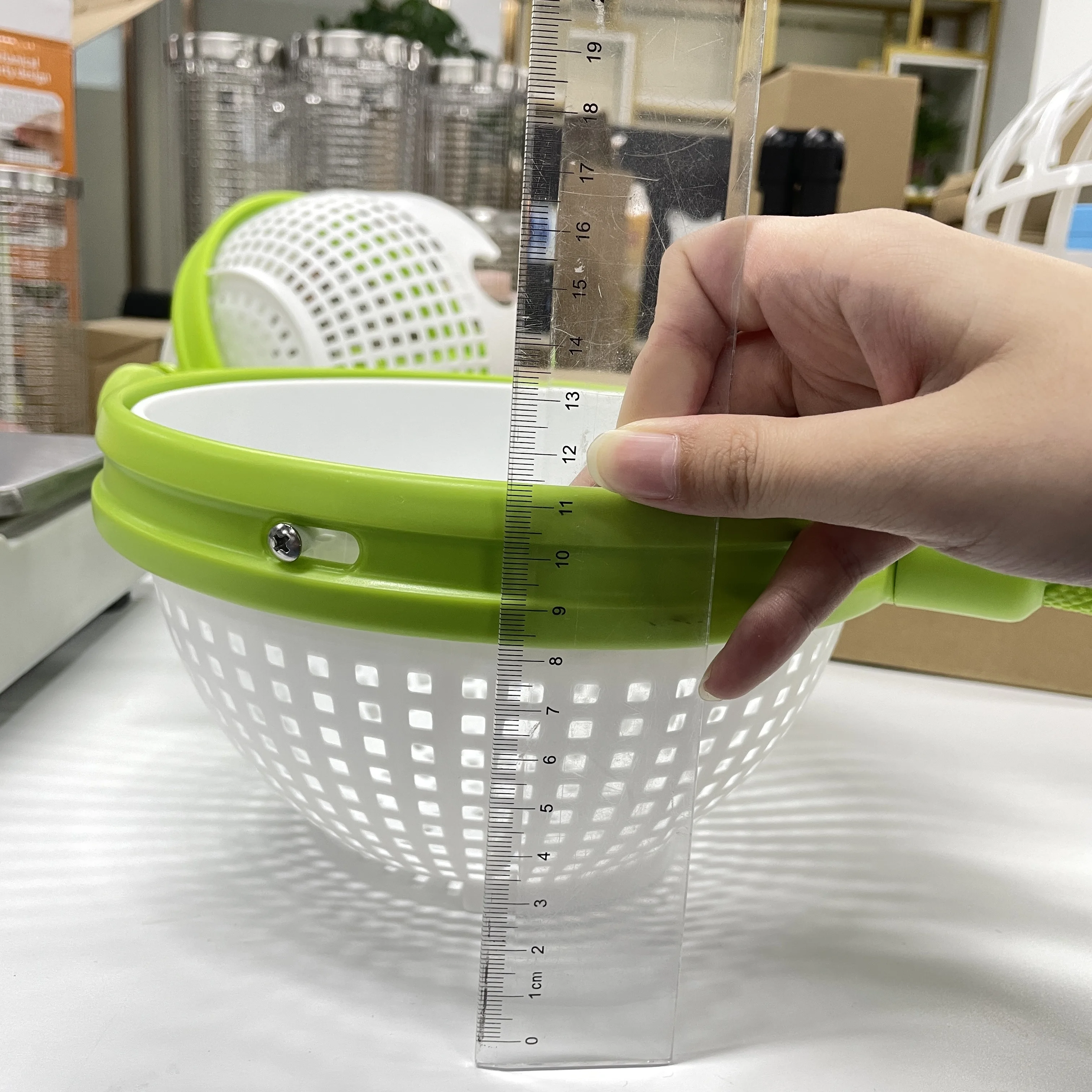 2023 Useful Vegetable and Fruit Salad Spinner Scratch Resistant Plastic Spina Colander Salad Spinner Colander