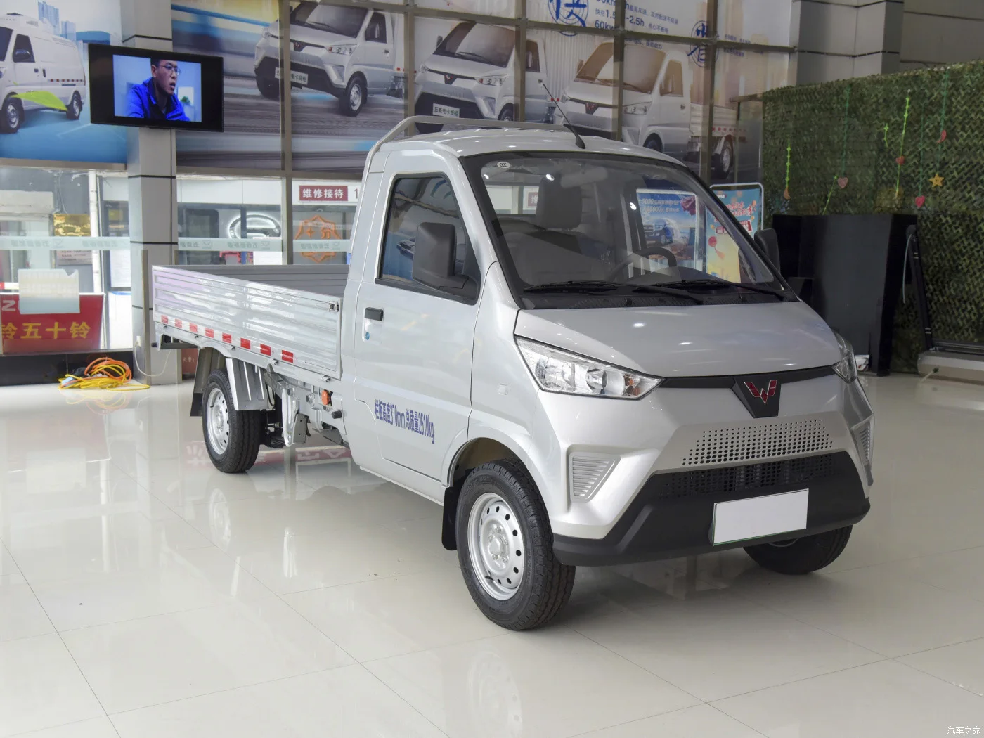 Chinese Used Cars Wuling Glory Small Truck EV New Energy Electric Vehicle Caliber Truck High Performance for Business