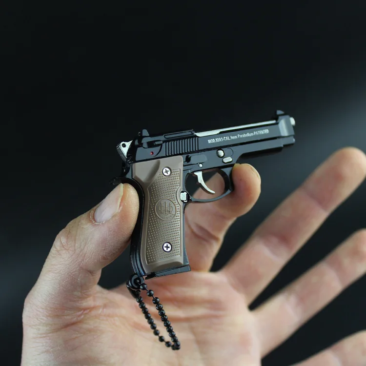 Metal Mold 1/3 Model BERETTA 92F Eating Chicken Metal Key Chain Gift Pendant Eat Chicken Jewelry Souvenirs Gift Men