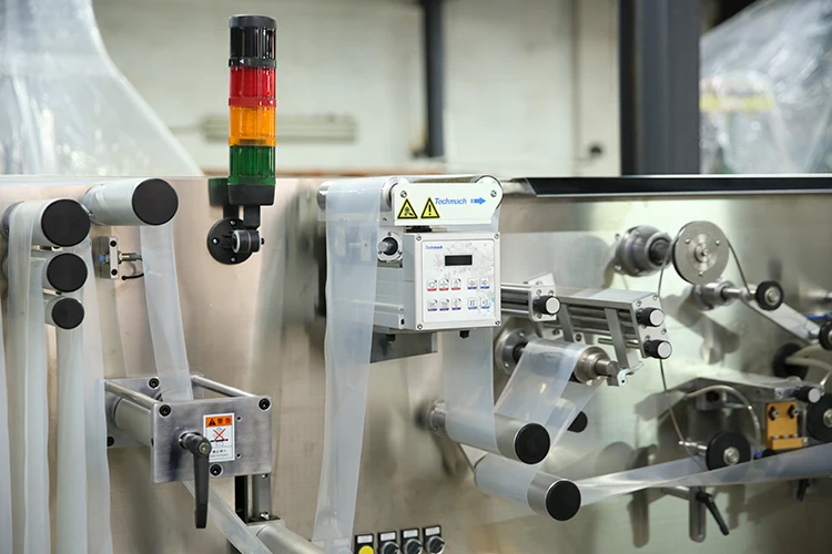 Аппарат для производства пластиковых трубок из зубной пасты