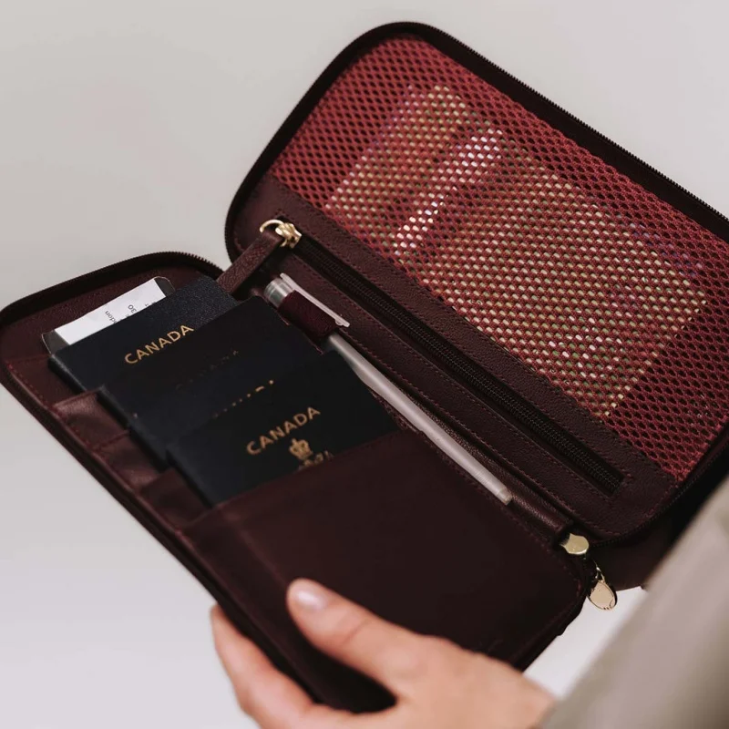 OEM The Four Person family pebble full grain leather passport wallet holder