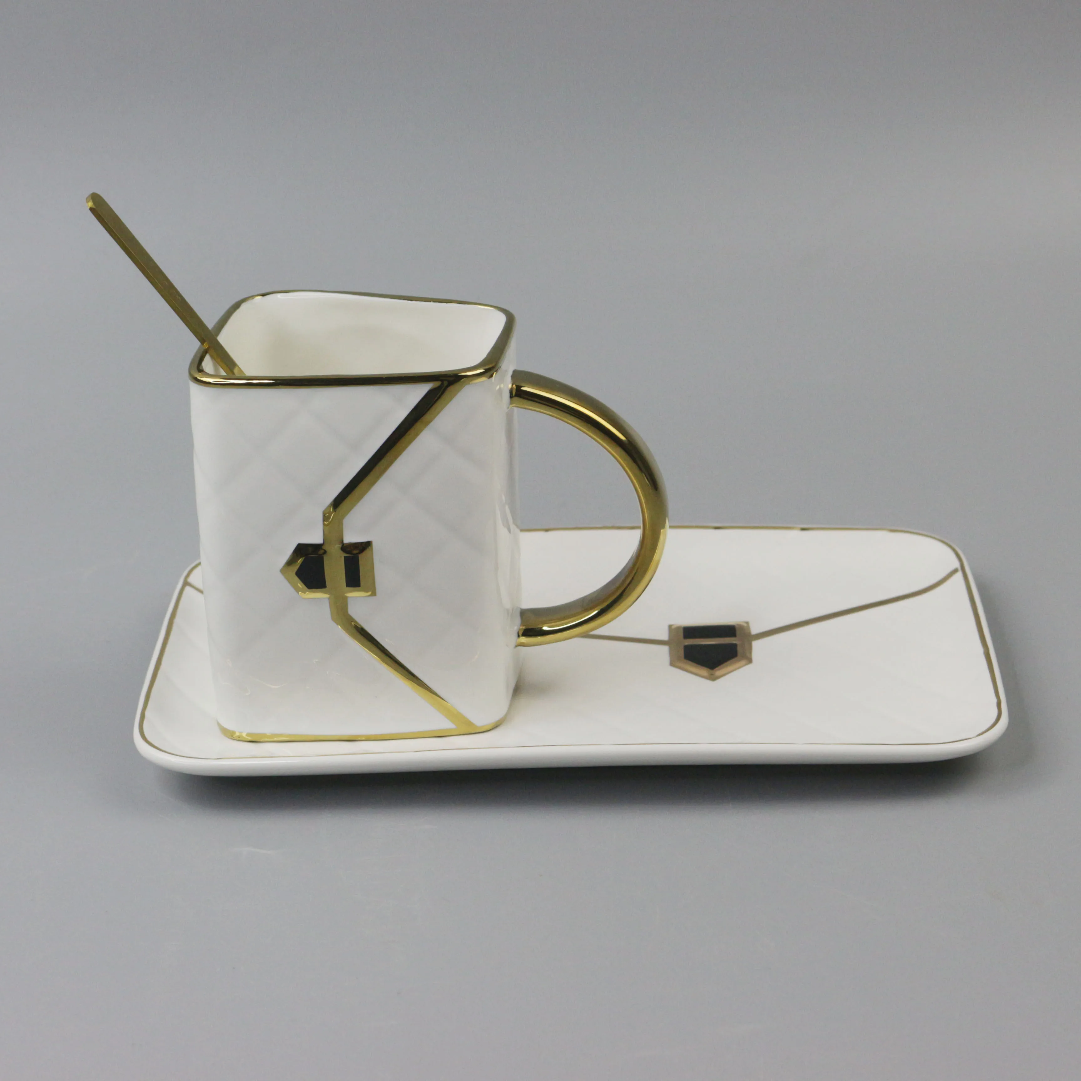 Elegant Gold Rim Porcelain Coffee Cup and Saucer Set Gift New bone china  Tea Milk Travel Cup set with Handbag Shaped