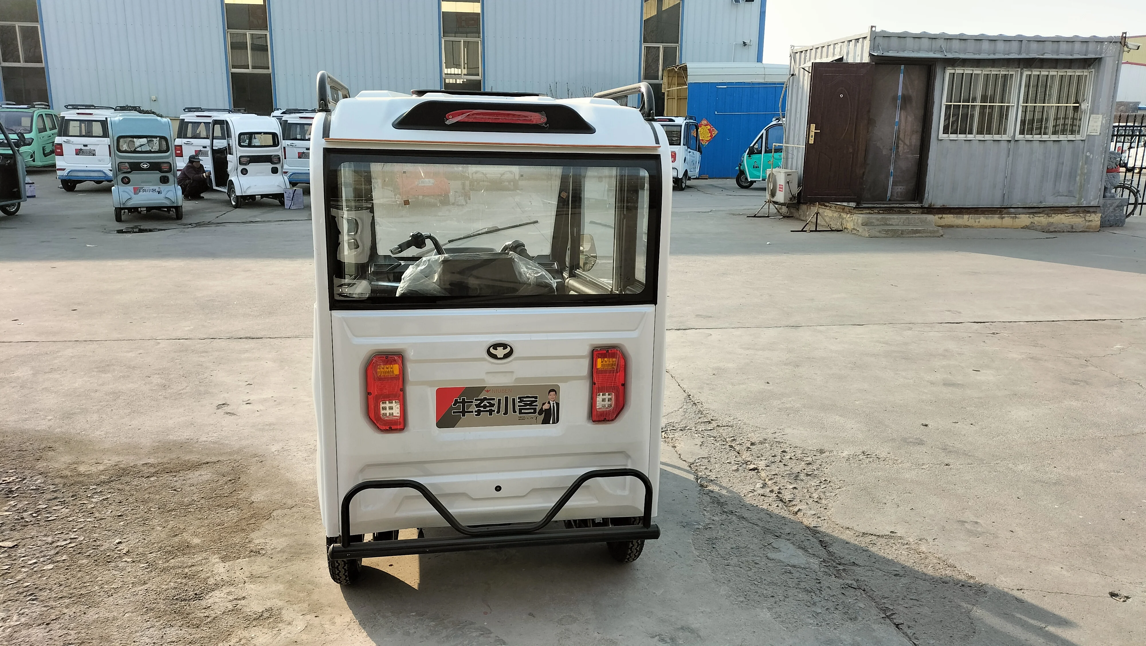Chinese passenger gasoline with cabin passenger tricycle three wheel scooter enclosed cabin tricycle