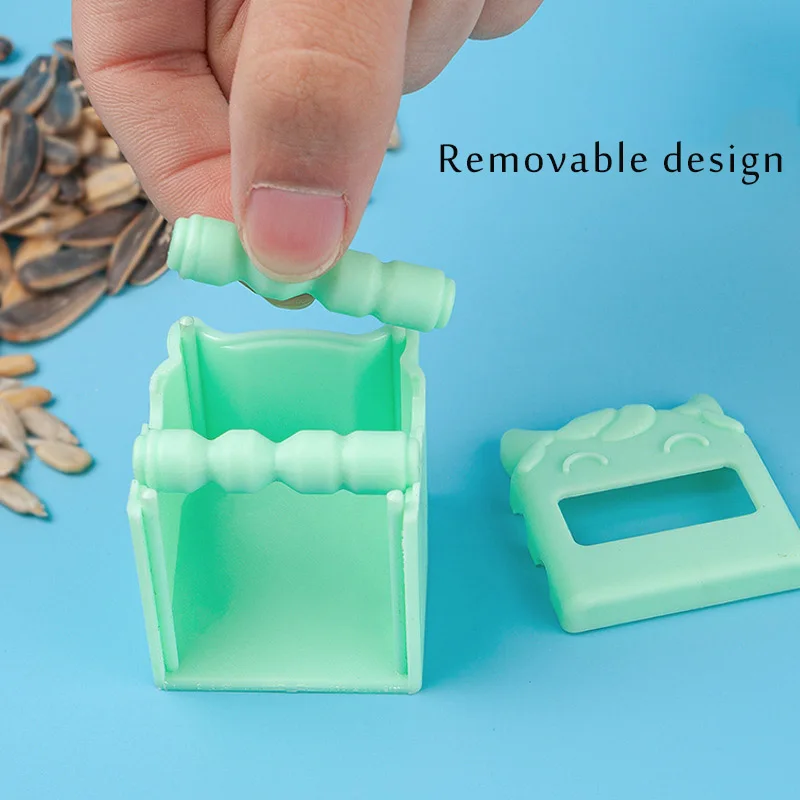 Peel the melon seeds with your hands