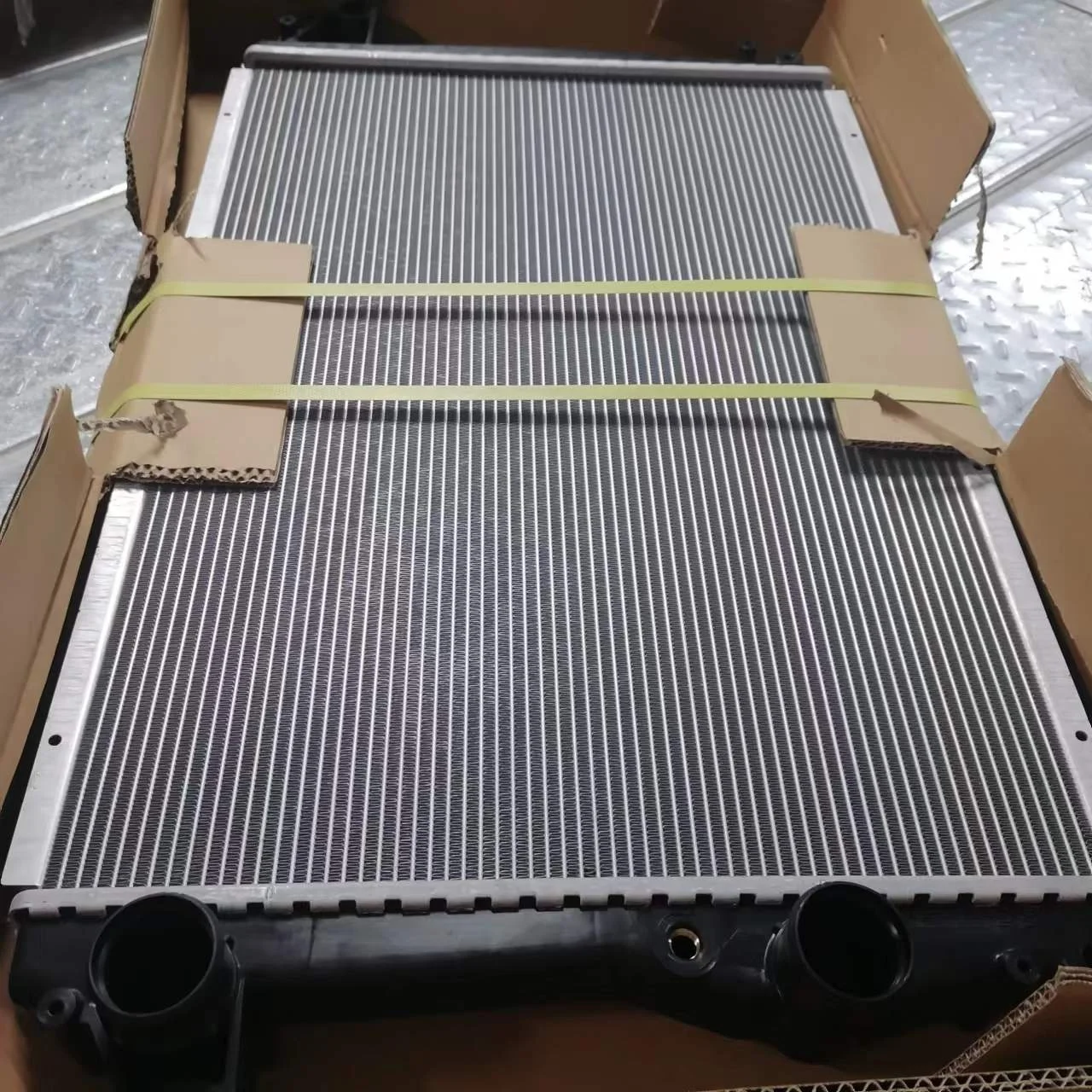 Automotive engine radiator, coolant radiator, water tank, suitable for Maserati GT4.2 OEM 223561 223303 000223561 000223303