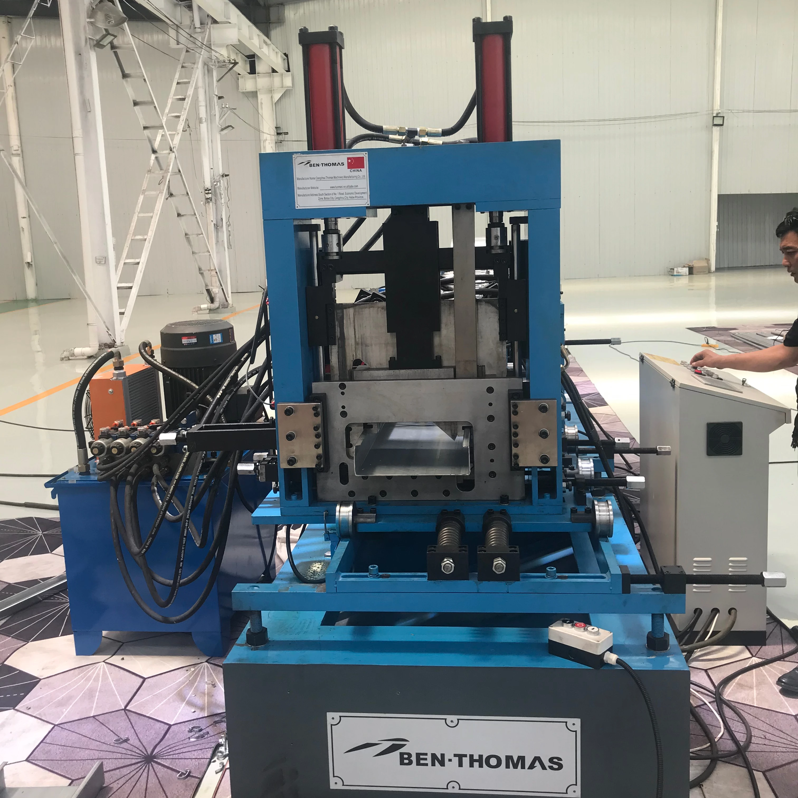 Hot selling High-precision stepless shearing automatic type change CZ purlin roll forming machine