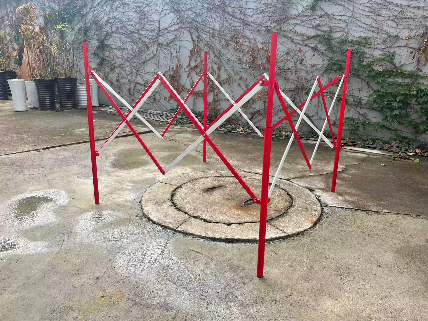 Adjustable Mobile Metal Expandable Security Barricade Crowd Control Road Safety Folding Accordion Gate Outdoor