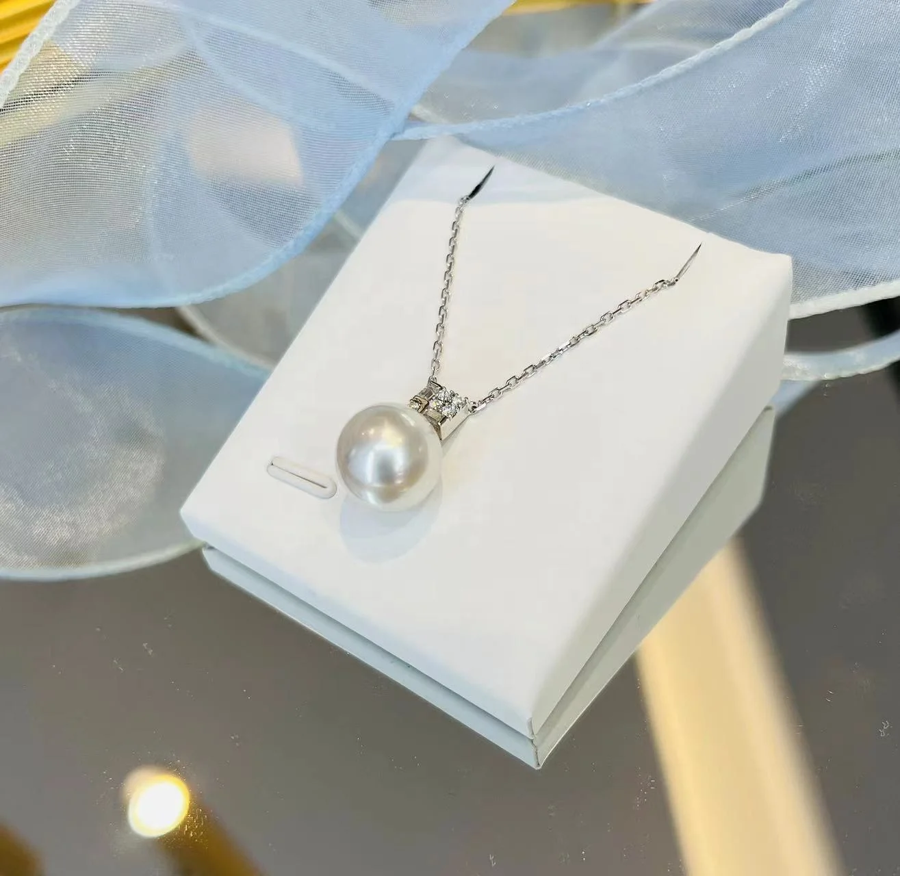 Женское ожерелье с белым жемчугом