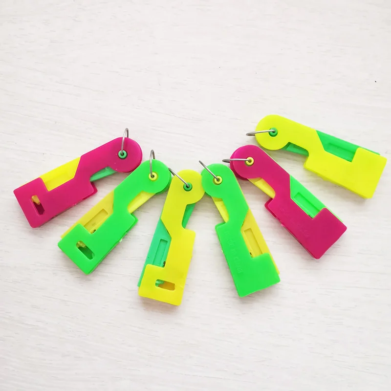 Wholesale Random Color Plastic Needle Threader For The Elderly Stitch Insertion Tool Automatic Needle Threader